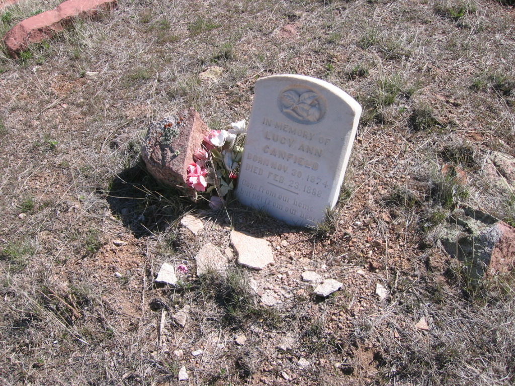Photo of a grave with an old headstone at the Hamblin Cemetery