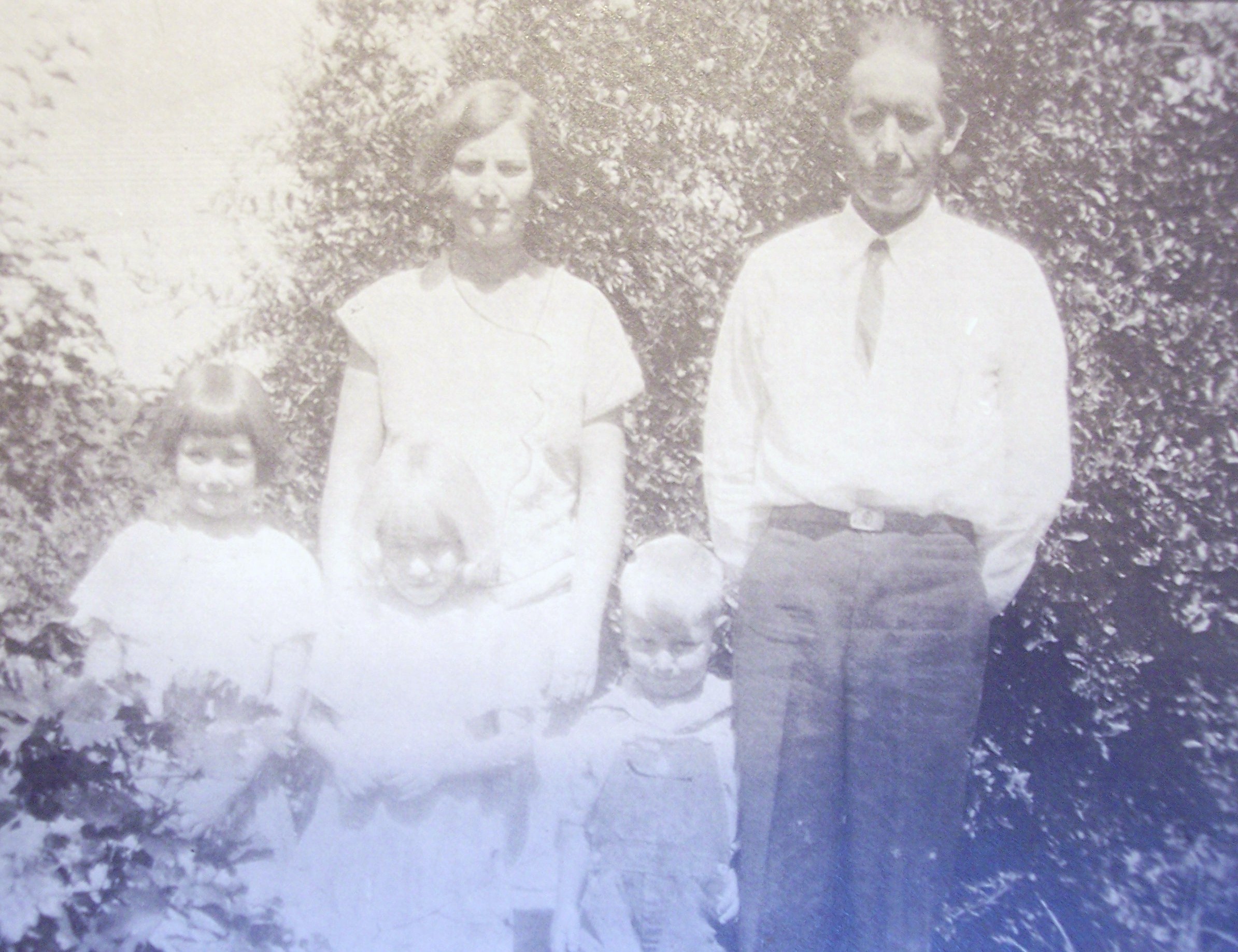 WCHS-00211 Burr & Martha Canfield with three of their kids