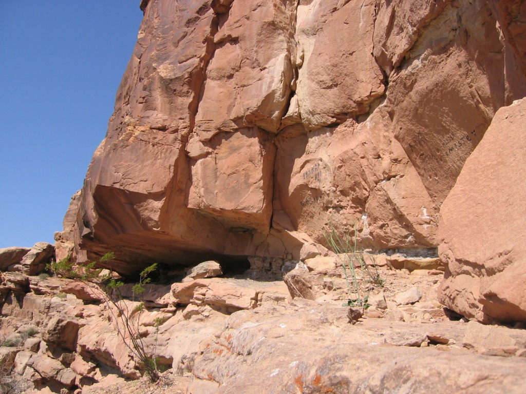 Photo of an overhang campsite along "The Honeymoon Trail"