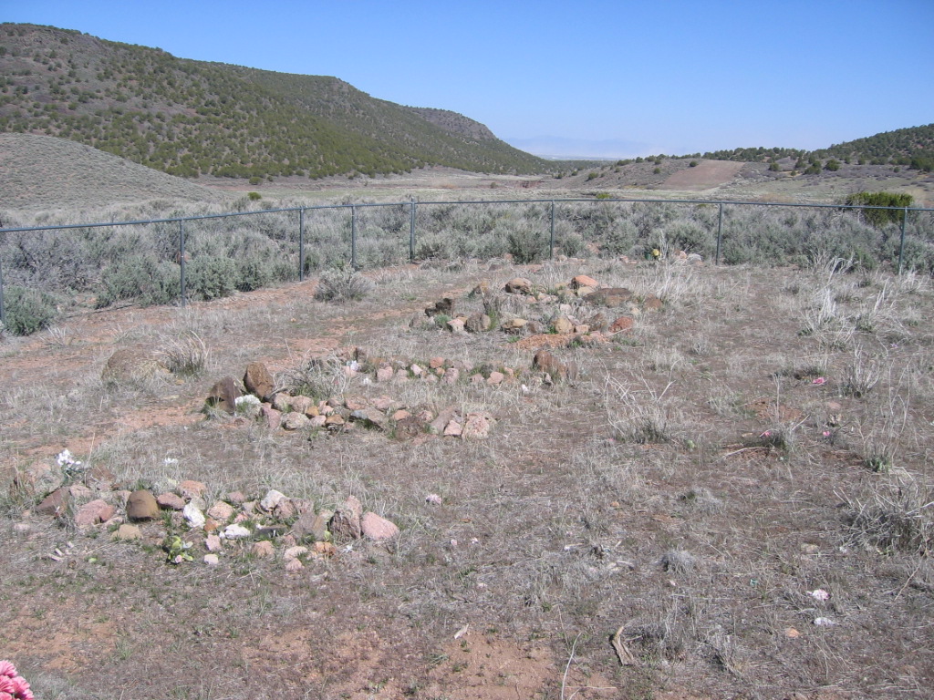 Photo of some simple graves at the Hamblin Cemetery
