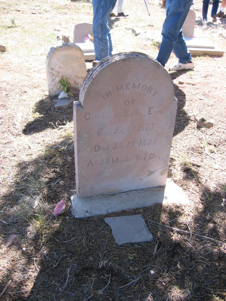 Photo of an old headstone at the Hamblin Cemetery