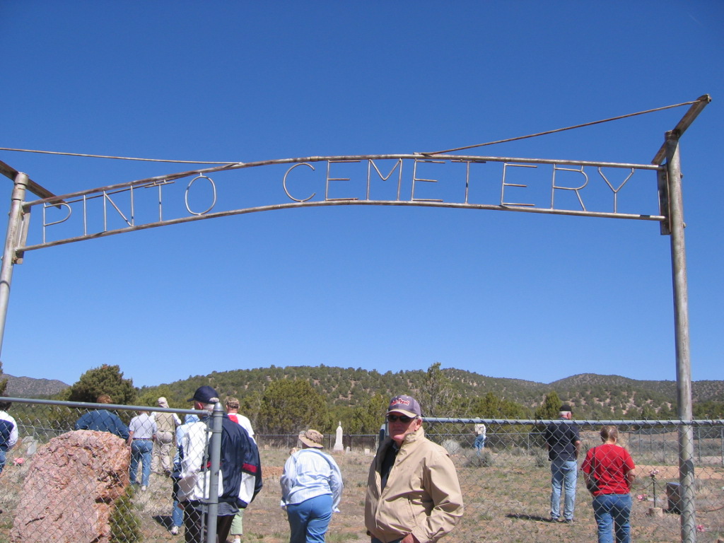 Photo of the entry arch to the Pinto Cemetery