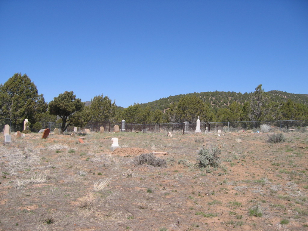 Photo of an area of graves at the Pinto Cemetery