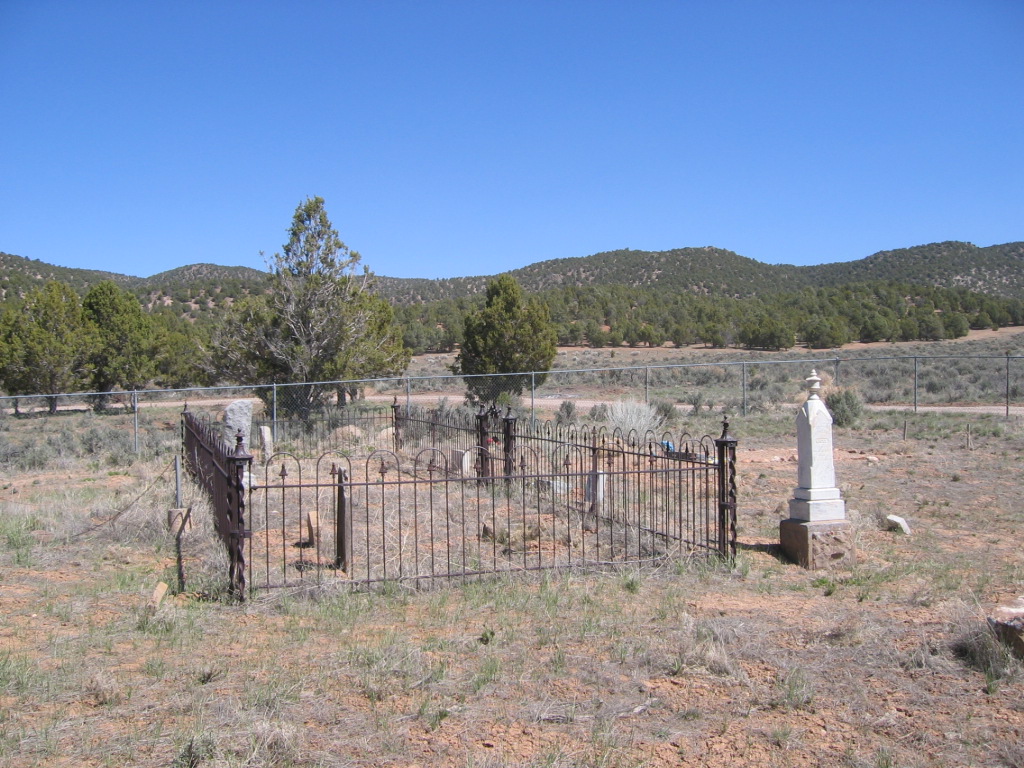 Photo of an internally fenced burial plot at the Pinto Cemetery