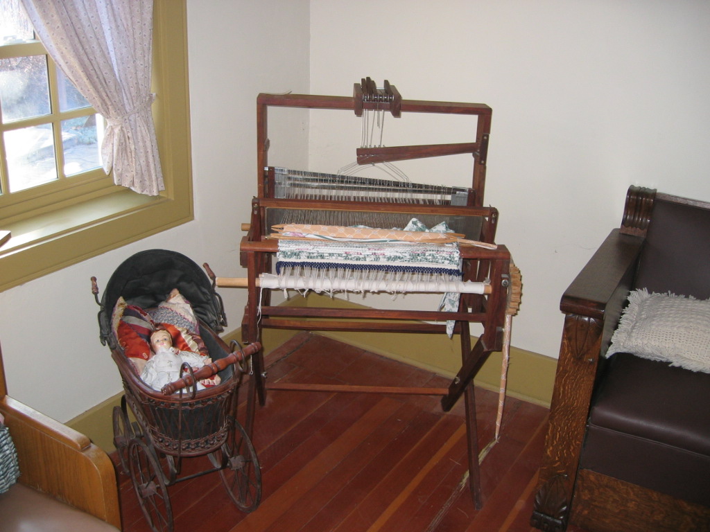 WCHS-00346 Baby Carriage and Weaving Loom