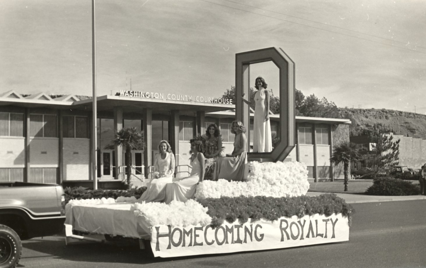 WCHS-00372 A Homecoming Royalty float out in front of the Washington County Courthouse