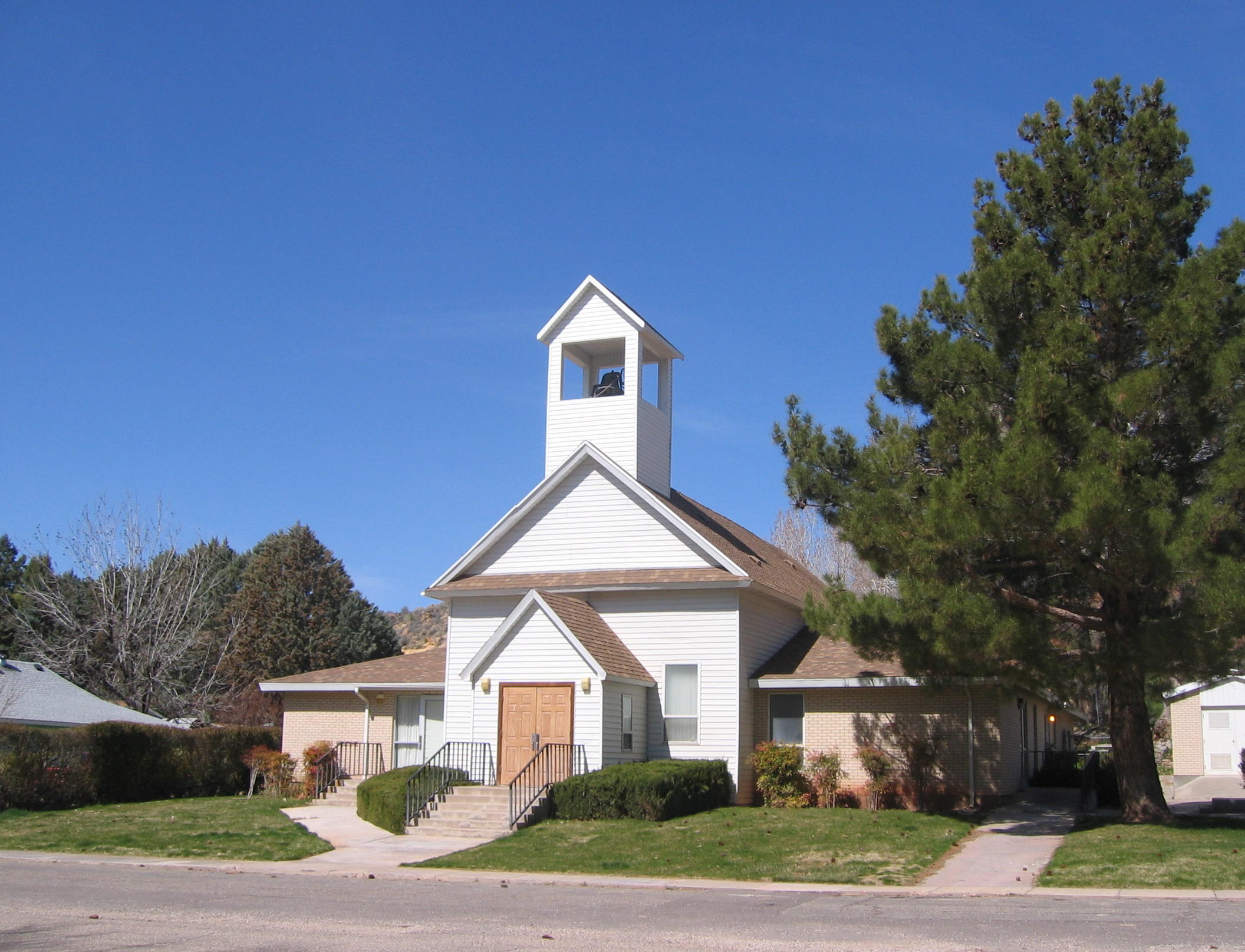Front of the old Gunlock church building