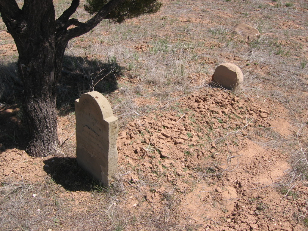 Grave in the Pinto Cemetery including a headstone and footstone