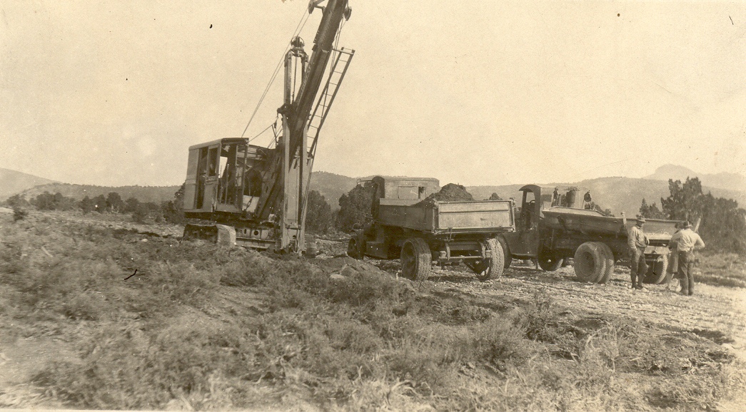 WCHS-01117 Threshing machine that Lee Cox and Melvin Cox made