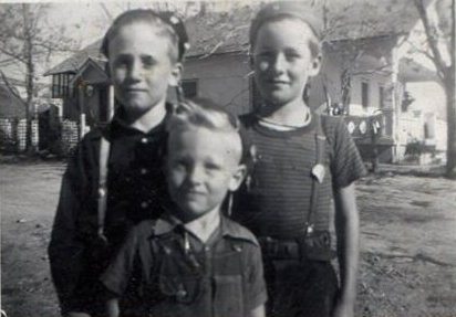 Kids in front of the Rex Nelson house