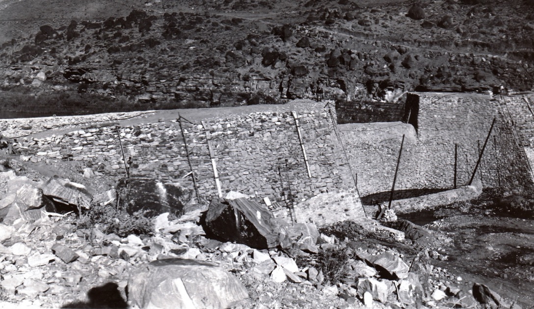 Application of a masonry veneer to the downstream face of the Shem Dam abutments